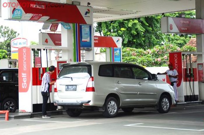 Ilustrasi mengisi bahan bakar di SPBU Pertamina