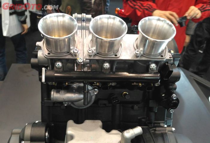Mesin Triumph Moto2 tiga silinder inline