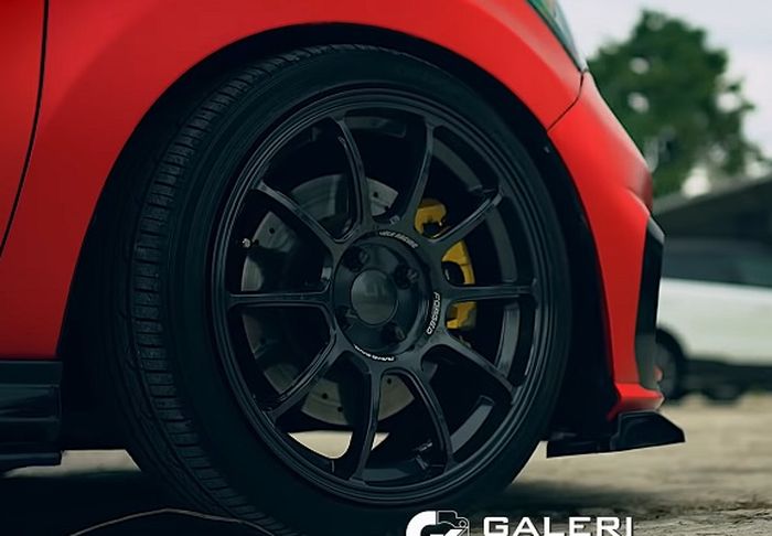 Modifikasi Daihatsu Sirion ditopang pelek Volk Racing ZE40 ukuran 17x7,5 inci