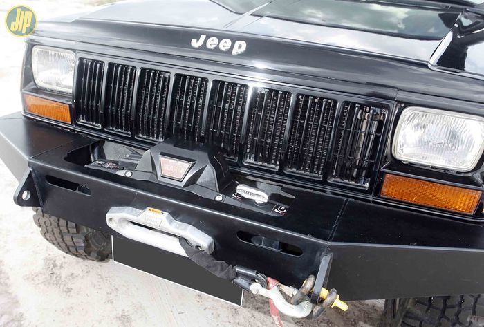 Jeep XJ Cherokee ini dipasangi bemper custom, tidak lupa dipasangi winch elektrik Warn Zeon.