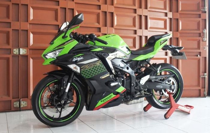 Kawasaki Ninja ZX-25R tipe ABS tahun 2020