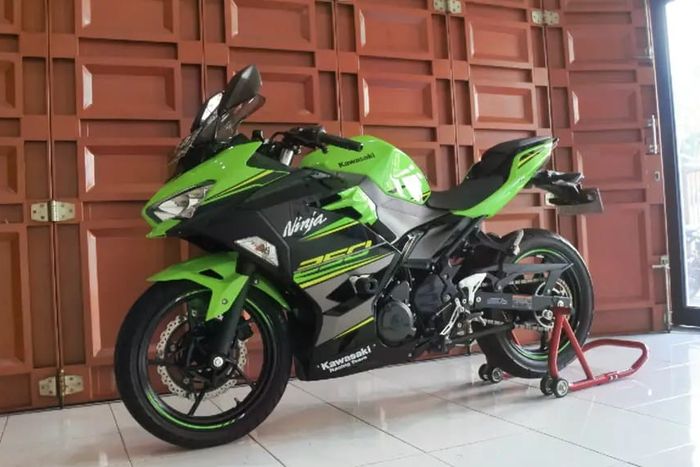 Awas Bekas Kawasaki Ninja 250 KRT Edition 2018 di Show hall KJV Motosport Bogor