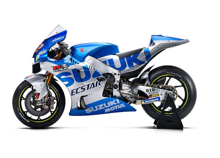 Tampak samping kiri Suzuki GSX-RR tim Suzuki Ecstar 2020, tulisan besar Suzuki berganti warna jadi biru