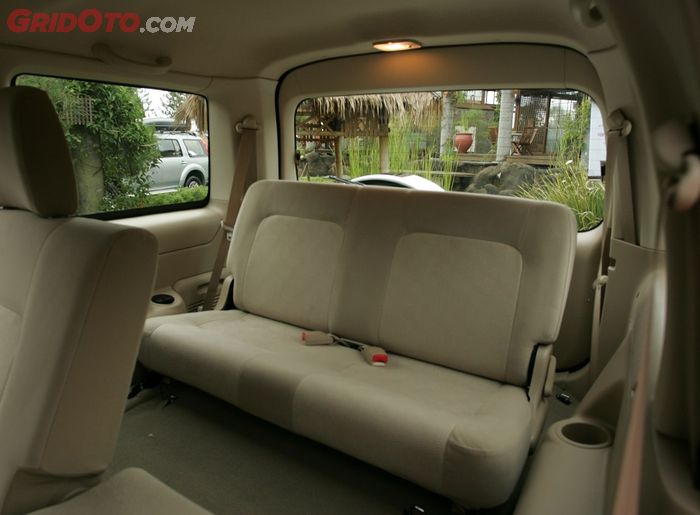 Bangku baris ketiga pada Ford Everest tanpa headrest