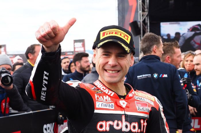 Pembalap Ducati, Alvaro Bautista berhasil meraij kemenangan ke-8 pada WSBK 2019 usai menang di sesi Superpole race