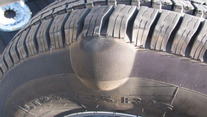 Ilustrasi ban mobil benjol