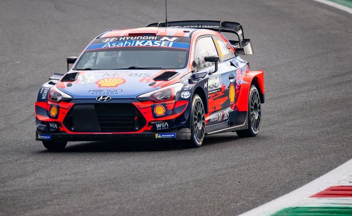 Livery mobil reli Hyundai i20 di Reli Monza 2020, corak warna bagian depan berbeda dengan mobil untuk WRC 2021