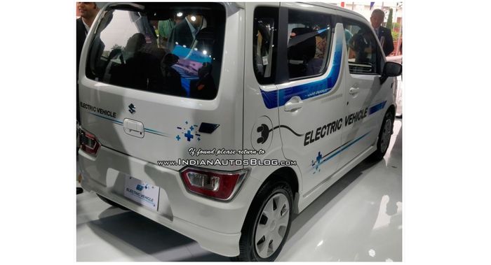 Suzuki Wagon R punya dua soket pengisi daya