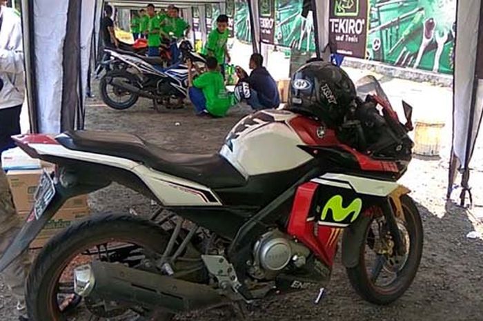 Buruh di Bekasi memilih ke layanan servis dan ganti oli motor gratis ketimbang unjuk rasa ke Jakarta