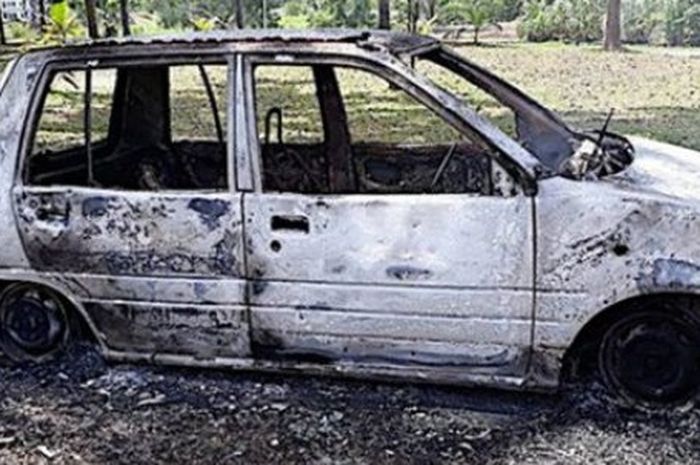 Mobil suami dibakar istri