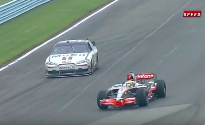 Juara balap NASCAR Tony Stewart dan juara dunia F1 Lewis Hamilton dalam aksi mereka di Watkins Glen, Amerika Serikat 2011