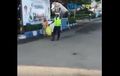 Salut! Polisi Ini Rela Angkat Karung Bantu Nenek Seberangi Jalan, Simak Videonya!