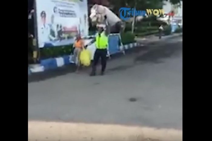 Aksi seorang Polisi menolong nenek