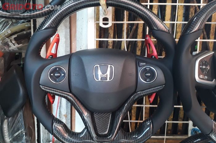 Setir Honda HR-V custom dengan model flat bottom.