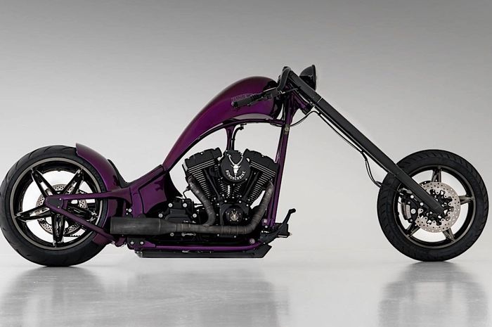 Harley-Davidson dengan mesin Softtail yang diubah jadi chopper ekstrem oleh Bundnerbike, Swiss