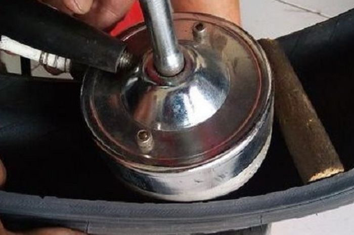 ilustrasi tamban ban bocor dengan metode tip top.