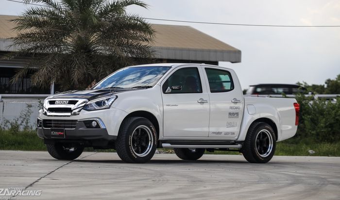 Seluruh baju luar Isuzu D-Max dibungkus kelir white pearl