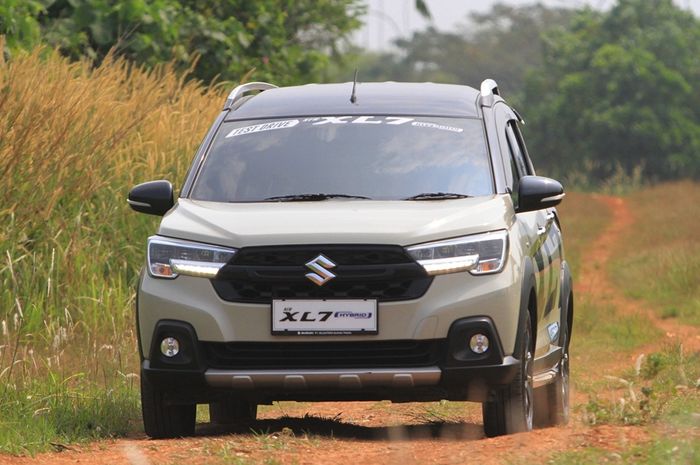 Spesifikasi dan kisaran harga Suzuki XL7 Alpha Hybrid seken tahun 2025.