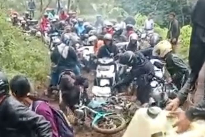 Pemotor berbondong-bondong cari BBM hingga Banyuwangi