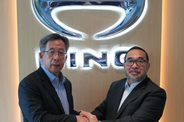 Santiko Wardoyo (kiri) berjabat tangan dengan suksesornya Susilo Darmawan yang ditunjuk sebagai Sales Director HMSI