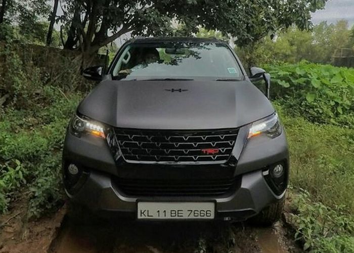 Tampilan depan modifikasi Toyota Fortuner garang dengan jubah serba hitam