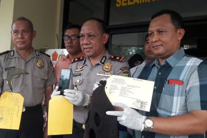 Kapolsek Pulogadung, Komisaris Sukadi, menunjukan barang bukti atas pengungkapan kejahatan pemerasan, (7/6/2018)