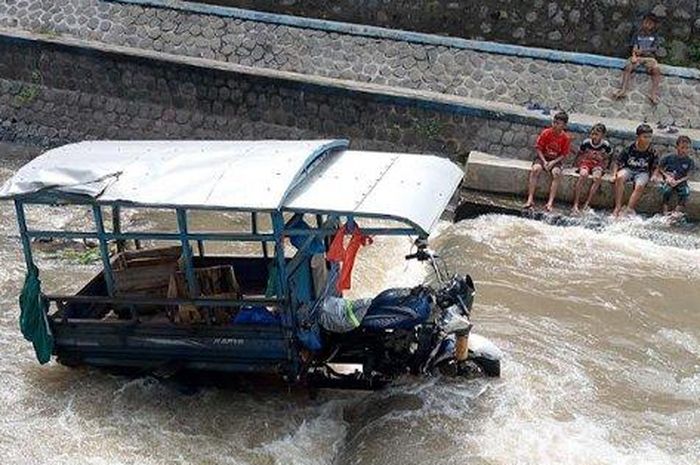 Motor rida tiga berendam di sungai efek sundulan maut Toyota Fortuner dari belakang