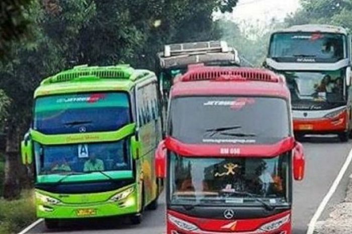 Ilustrasi bus mendahului bus lain