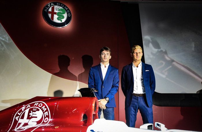 Cahrles Leclerc (kiri) akan memulai penampilan perdananya di balap F1 musim depan bersama Alfa Romeo
