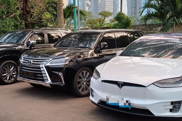 Penampakan beberapa mobil mewah yang disita polisi dalam kasus penggunaan pelat dinas DPR palsu, Jumat (31/5/2024).