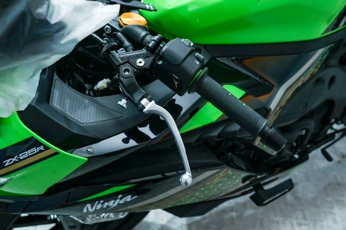 Handle kopling Accossato kini terbilang mainstream, tapi sudah menjadi kewajiban termasuk di Ninja ZX-25R ini