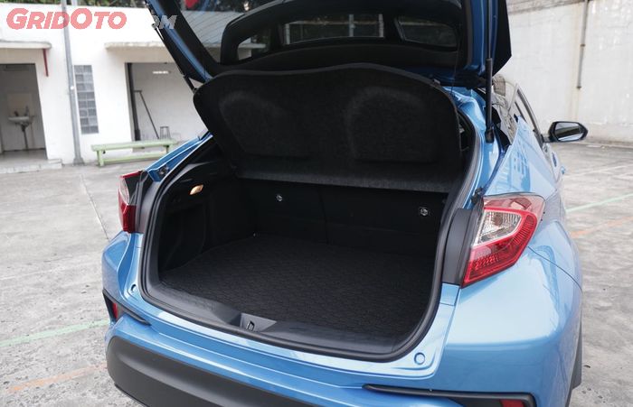 Area bagasi Toyota C-HR cukup luas di segmen Compact SUV
