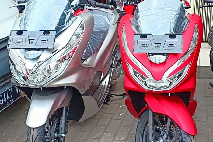Dua warna favorit Honda PCX yaitu merah dan silver