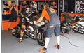 Bukan Pakai Electric Strater atau Engkol, Gini Caranya Menghidupkan Mesin Motor MotoGP
