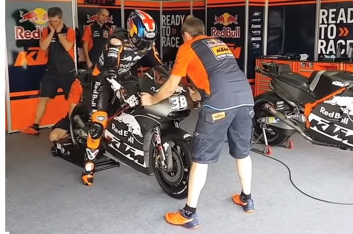 Menghidupkan mesin motor MotoGP