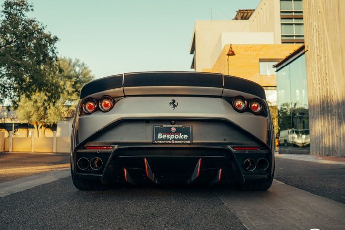 Tampilan belakang modifikasi Ferrari 812 Superfast
