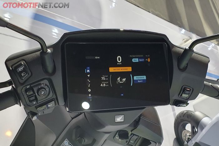 Panel instrumen Honda CUV e: RoadSync Duo yang bisa terhubung dengan smartphone