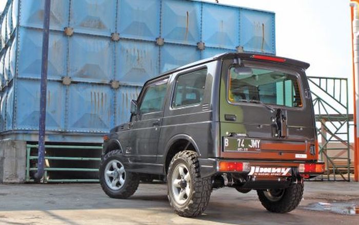 Suzuki Jimny SJ410 milik Iwan tampak belakang