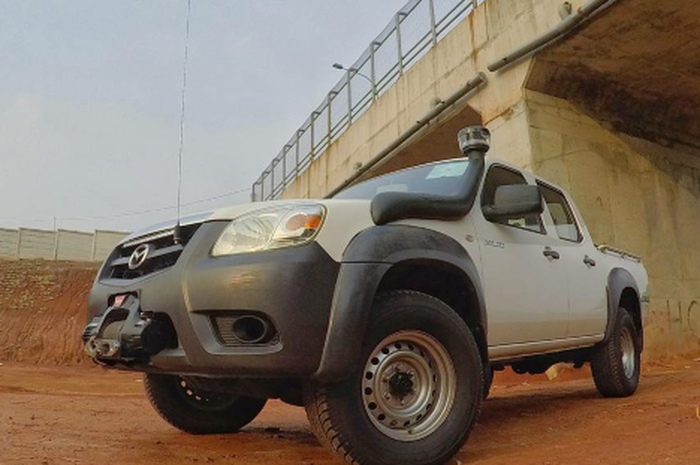 Penempatan winch pada bumper Double Cab Mazda, terlihat lebih sopan namun fungsional