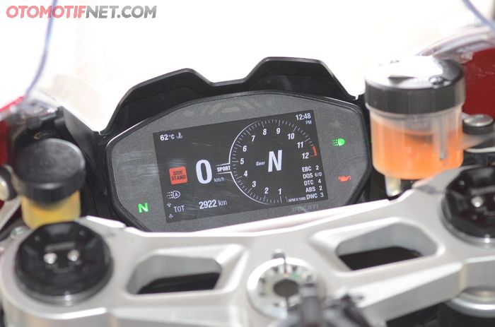 Spidometer Ducati Panigale V2 menggunakan 4,3 inci TFT display yang mirip dengan Panigale V4
