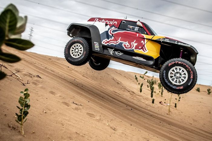 Kalahkan Nasser Al-Attiyah di Stage 3, Carlos Sainz raih kemenangan dan memuncaki klasemen Reli Dakar 2020