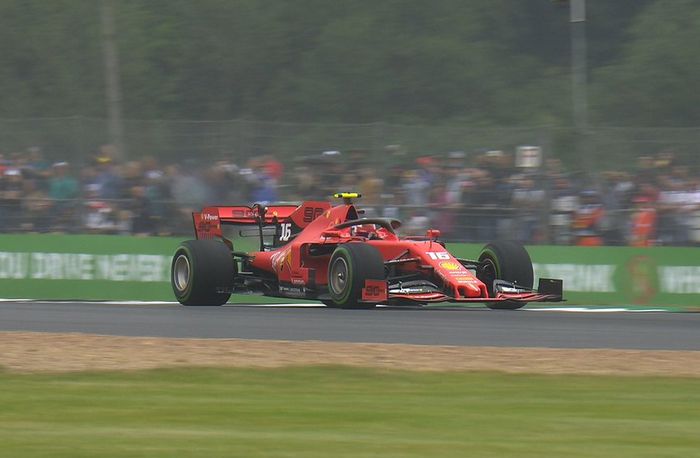 Hujan saat sesi berjalan 15 menit membuat Charles Leclerc (Ferrari)  turun ke lintasan menggunakan ban intermediate