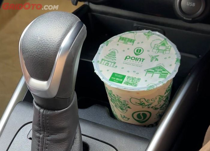 Cup holder pada Suzuki Fronx bisa muat kopi dengan cup size large