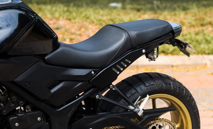 Bagian jok belakang dibuat tandem.