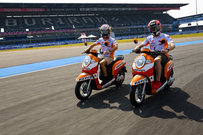 Pembalap tim Repsol Honda, Dani Pedrosa dan Marc Marquez meninjau trek saat tes MotoGP di sirkuit Ch