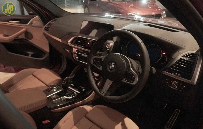 warna kabin BMW X4 dikombinasi warna gelap dan terang