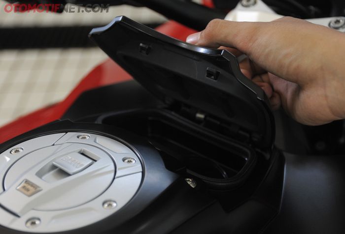 Tempat penyimpanan barang di atas tangki BMW S 1000 XR ini bisa memuat anak kunci, kartu atau koin