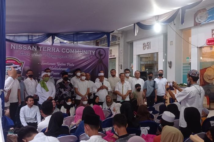 Nissan Terra Community mengadakan buka puasa bersama anak yatim piatu di sekitar Bekasi Barat. 
