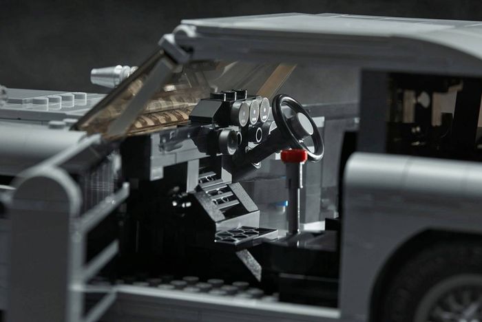 Detail interior James Bond Aston Martin DB5 terlihat apik