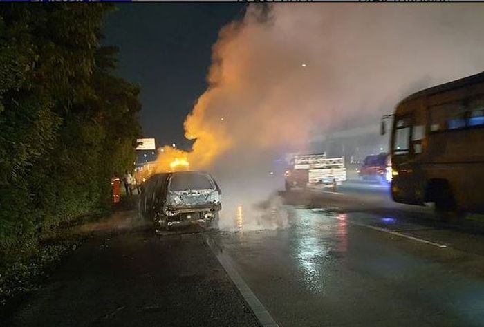 Tol Jagorawi KM 9/600, Cipayung, Jakarta Timur sempat tersendat karena Honda Stream terbakar